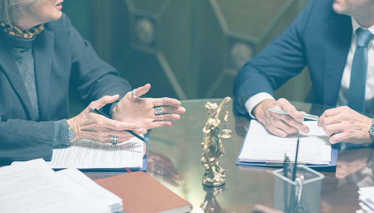 abogada y abogado de zaragoza debatiendo sobre un caso